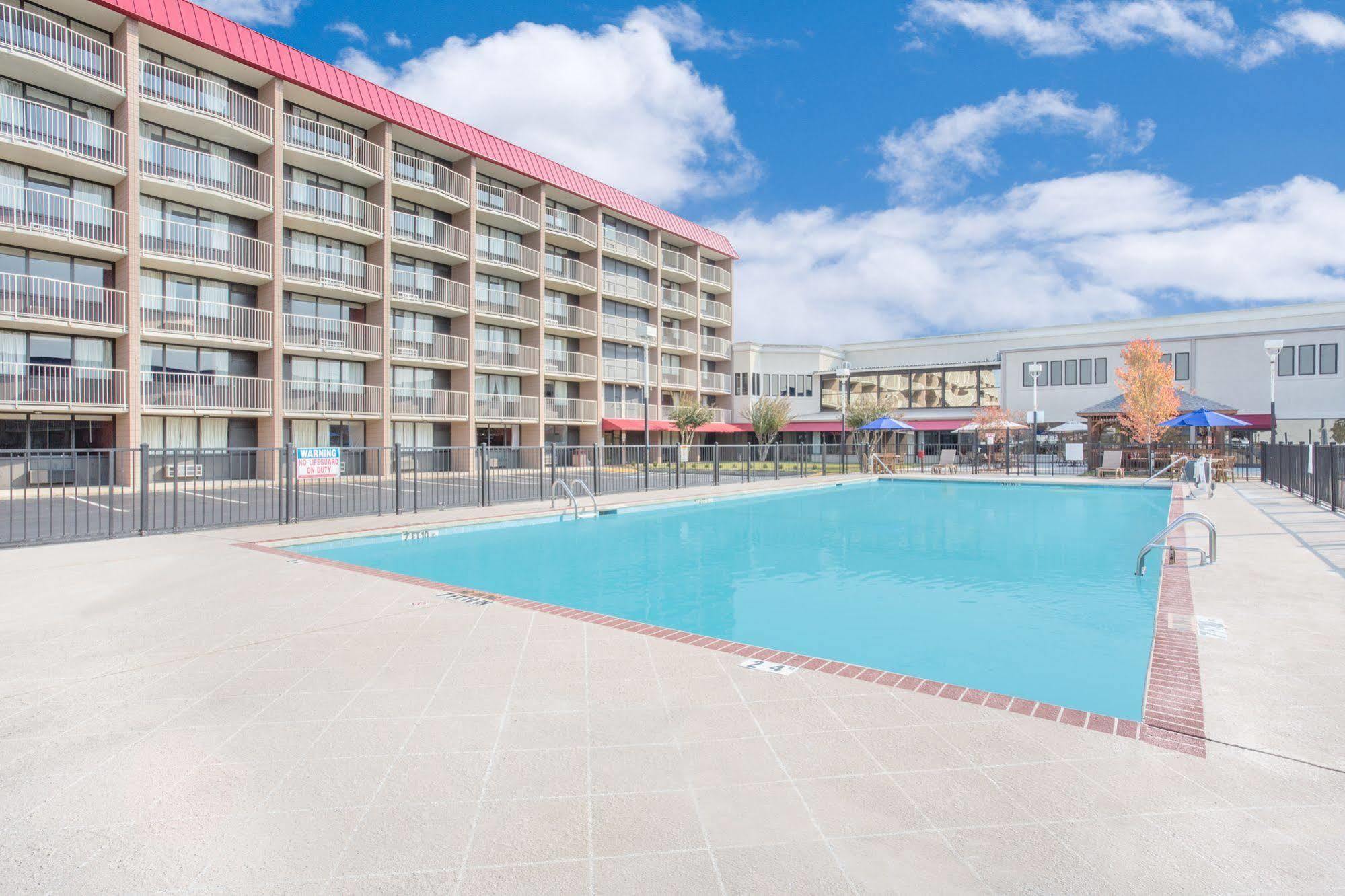 Baymont By Wyndham Fayetteville Fort Bragg Area Exterior foto