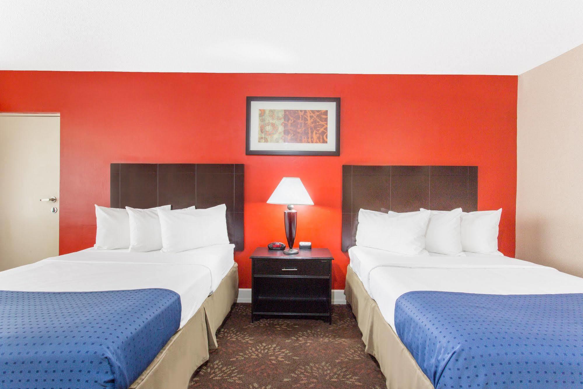Baymont By Wyndham Fayetteville Fort Bragg Area Exterior foto